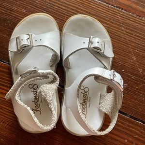 EUC White Footmates Sandal Size 7 with Velcro strap